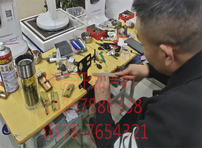 礼泉学开锁技术的师傅