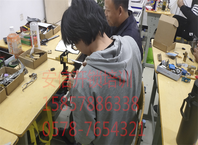 商洛锁匠学校有专业设备吗？